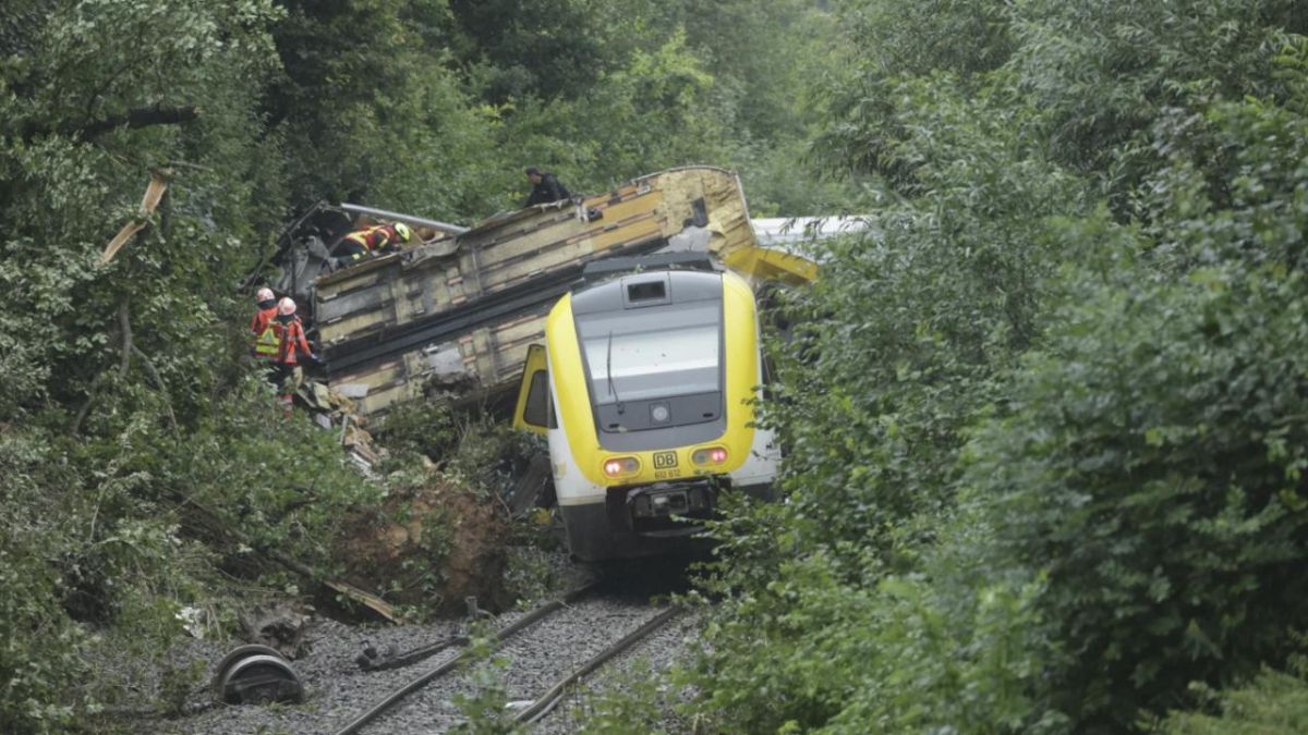 Almanya'da Yolcu Treni Raydan Çıktı: 3 Ölü, Çok Sayıda Yaralı