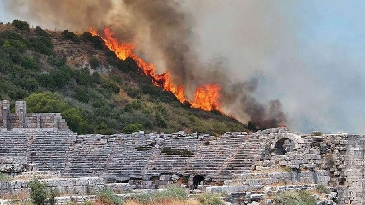 Antalya’da Orman Yangını Alarmı: Aksu, Muratpaşa ve Manavgat’ta Müdahale Sürüyor