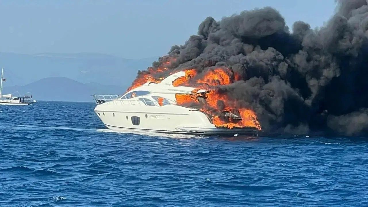Kınalıada’da Lüks Yat Alev Alev Yandı: 16 Kişi Denize Atlayarak Kurtuldu