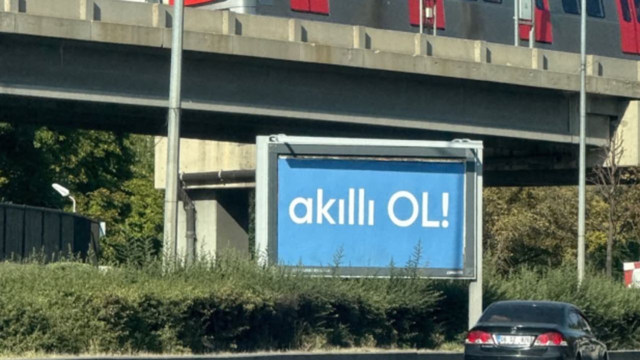 Ankara'da "Akıllı OL!" Afişleri Merak Uyandırdı: Yeni Bir Projenin Habercisi mi?