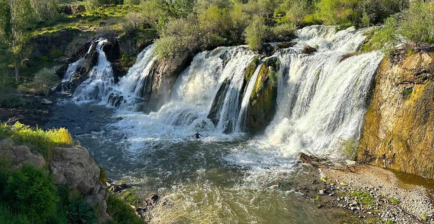 Ne Karadeniz ne Ege: Cenneti andıran manzara! Erzurum’un Tortum Şelalesi kartpostalları kıskandırıyor